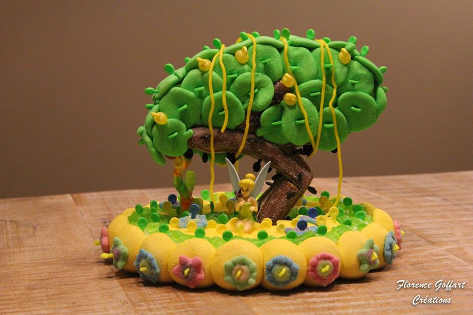 Gâteau de bonbons Fée Clochette sous son arbre