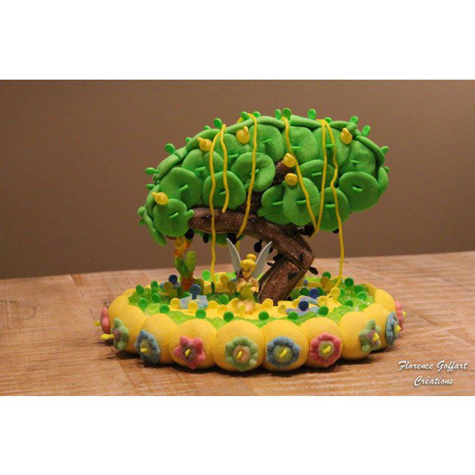 gâteau-de-bonbons-fée-clochette-sous-son-arbre