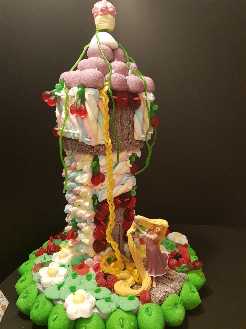 Gâteau de bonbons Raiponce au pied de la tour