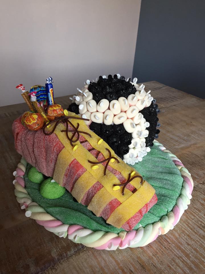 Gâteau de bonbons Chaussure et ballon de foot - Latelierdessoeurettes