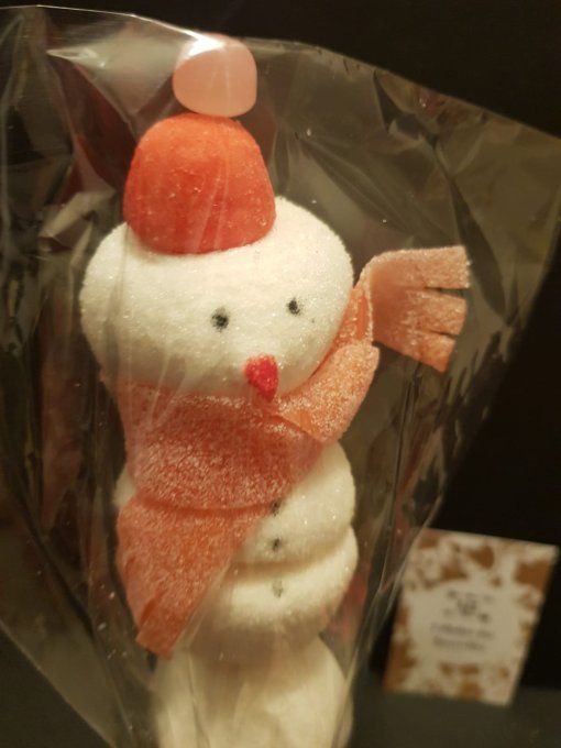 brochette-de-bonbons-bonhomme-de-neige-chapeau-rouge