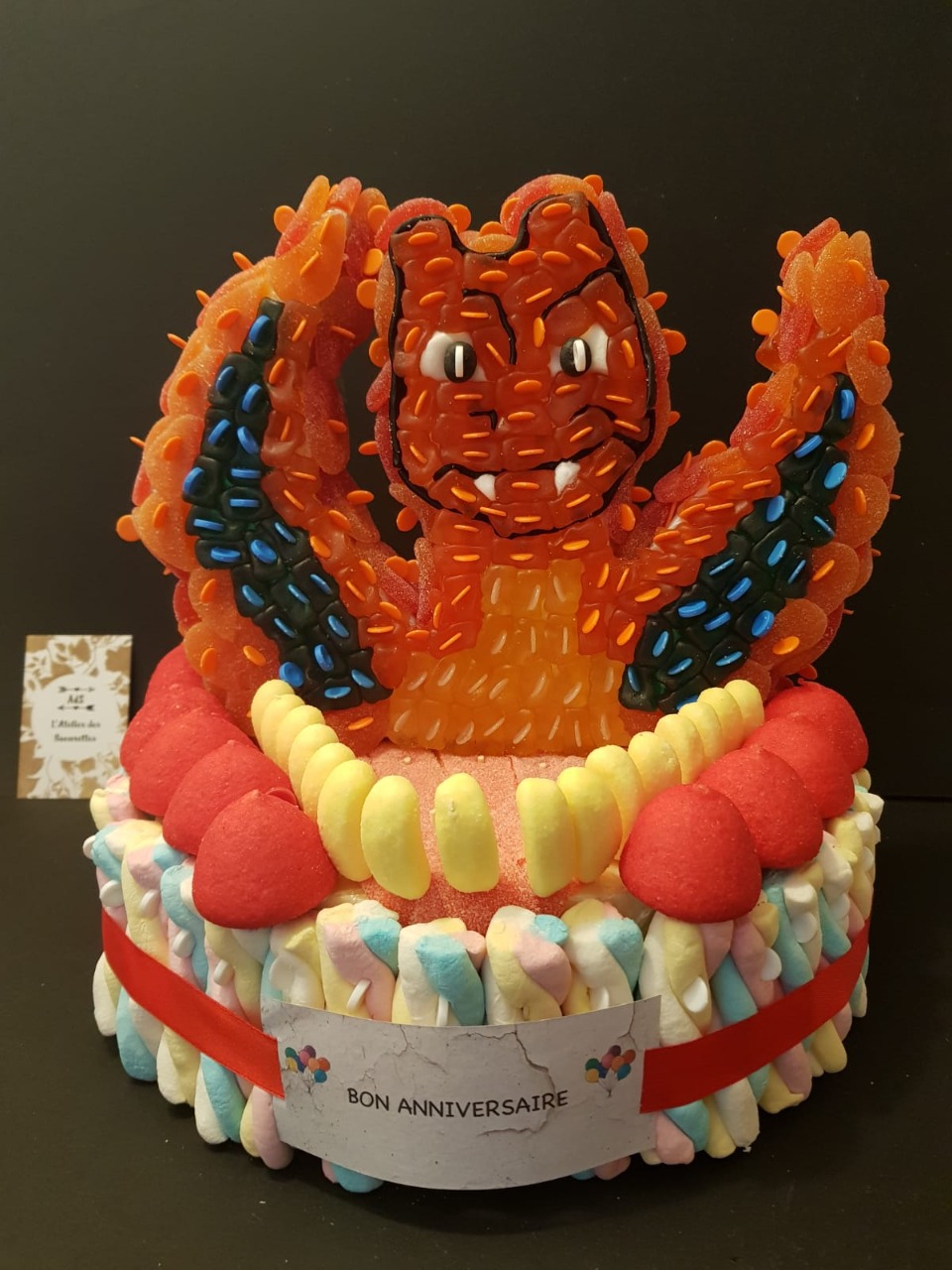 Gâteau de bonbons Dracaufeu - Latelierdessoeurettes