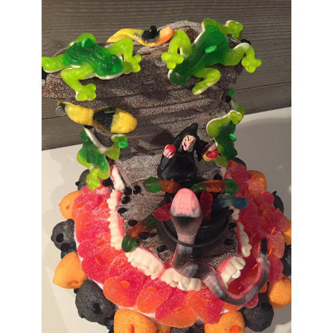 gâteau-de-bonbons-halloween-sorcière-et-serpents