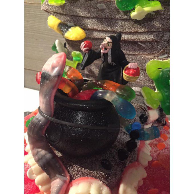 gâteau-de-bonbons-halloween-sorcière-et-serpents