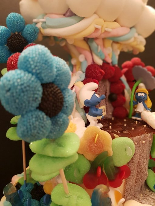 Gâteau-de-bonbons-schtroumpfs-faire-plaisir-et-offrir-nostalgie