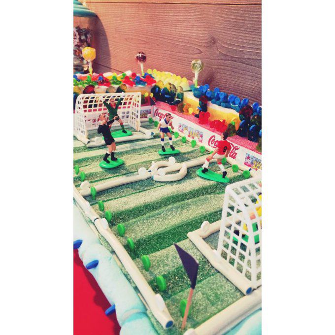 gâteau-de-bonbons-terrain-de-foot