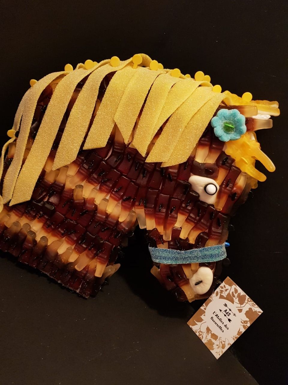 Un gâteau en forme de tête de cheval en bonbon.