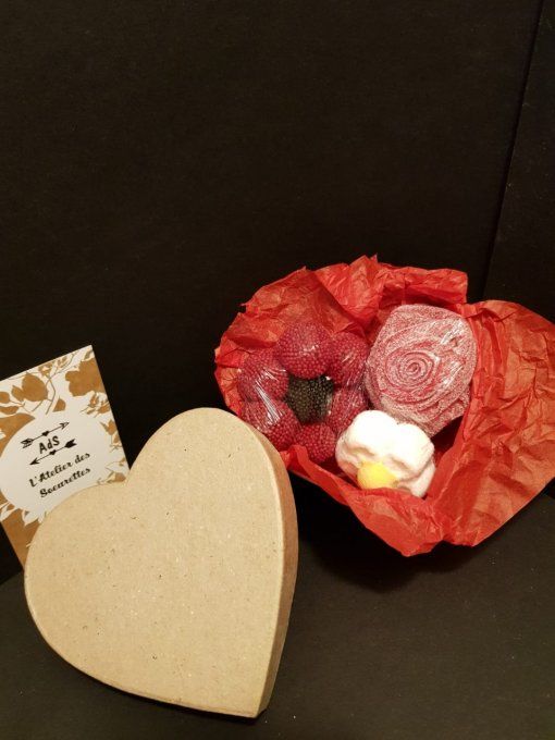 boite-de-bonbons-fleurs-rose-margueritte-mûres-saint-valentin-amour-cadeau-à-offrir
