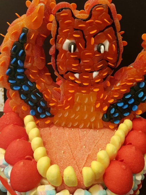 gâteau-de-bonbons-dinosaure-pokémon-dracaufeu